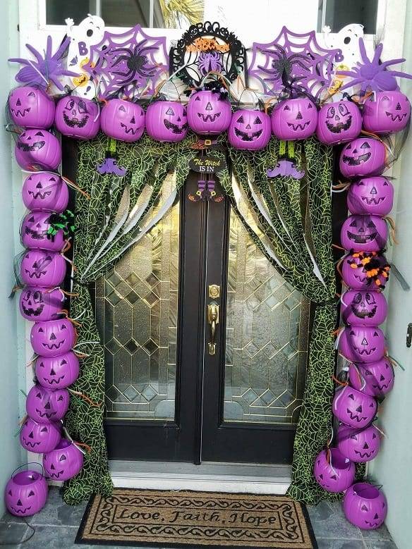 Best DIY Outdoor Halloween Decorations for 2017! Check these Halloween projects for inspiration and make our yard and home decor amazing for a Halloween party!