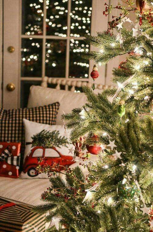Christmas Aesthetic - Cozy | Lights | Disney | Vintage Christmas Wallpaper Ideas. Looking for inspiration and a great mood with Christmas aesthetic ideas? Save my collection of these Christmas lights aesthetic, wallpaper and sweater ideas. #christmas #xmas #aesthetic #photography #winter #homedecor #cozy #christmastree