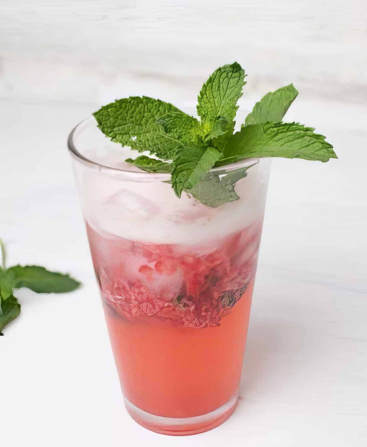 Refreshing Summertime Raspberry Mint Mojito Recipe